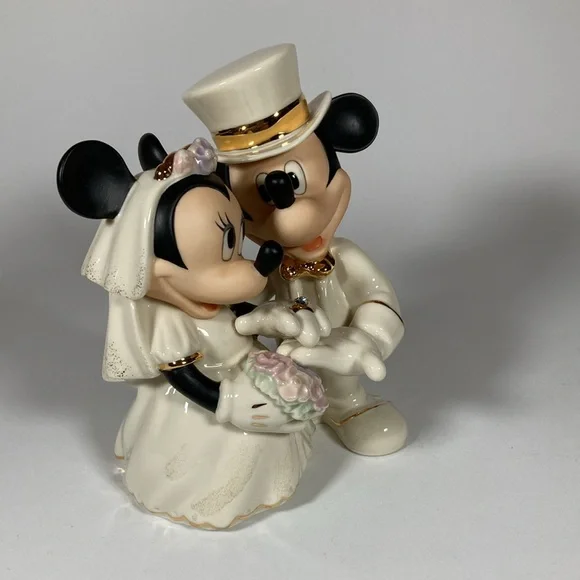 Lenox Disney Minnie’s Dream Figurine - Picture 3 of 6